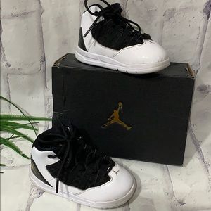 Jordan Max Aura Sneakers White Patent Toe Lace-Up Nike Basketball